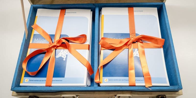 Documentos enlazados de la Miljoenennota en un maletín