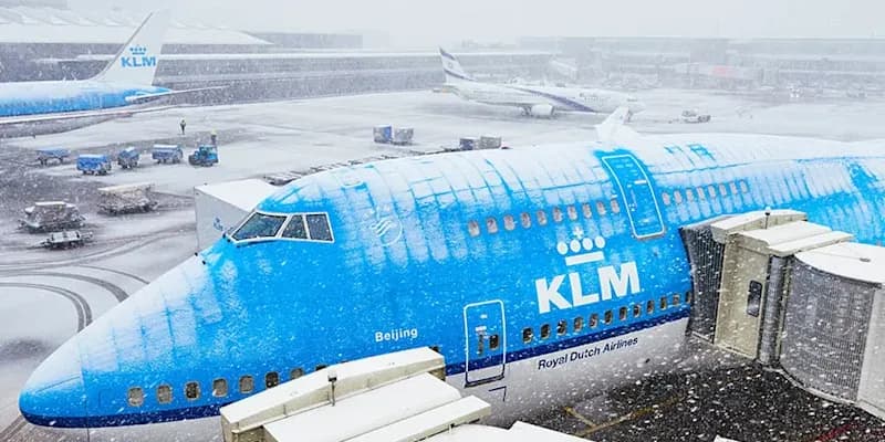 Avión KLM con nieve en schiphol
