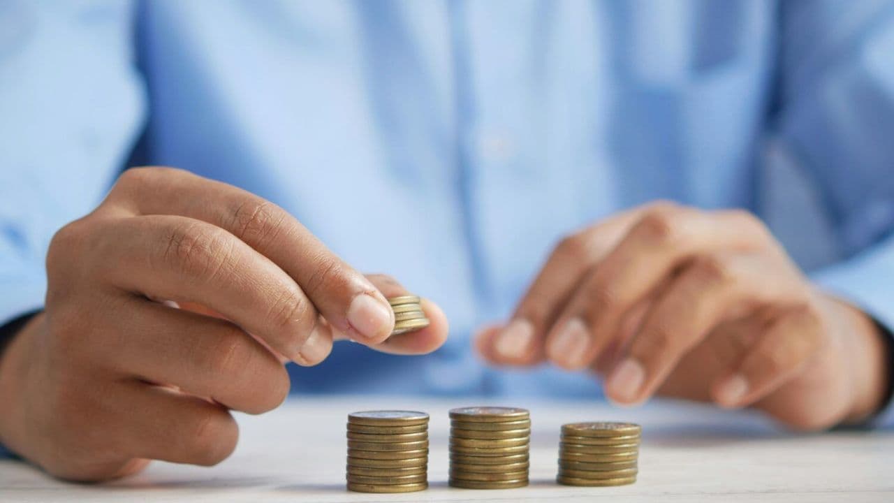 Manos sosteniendo monedas