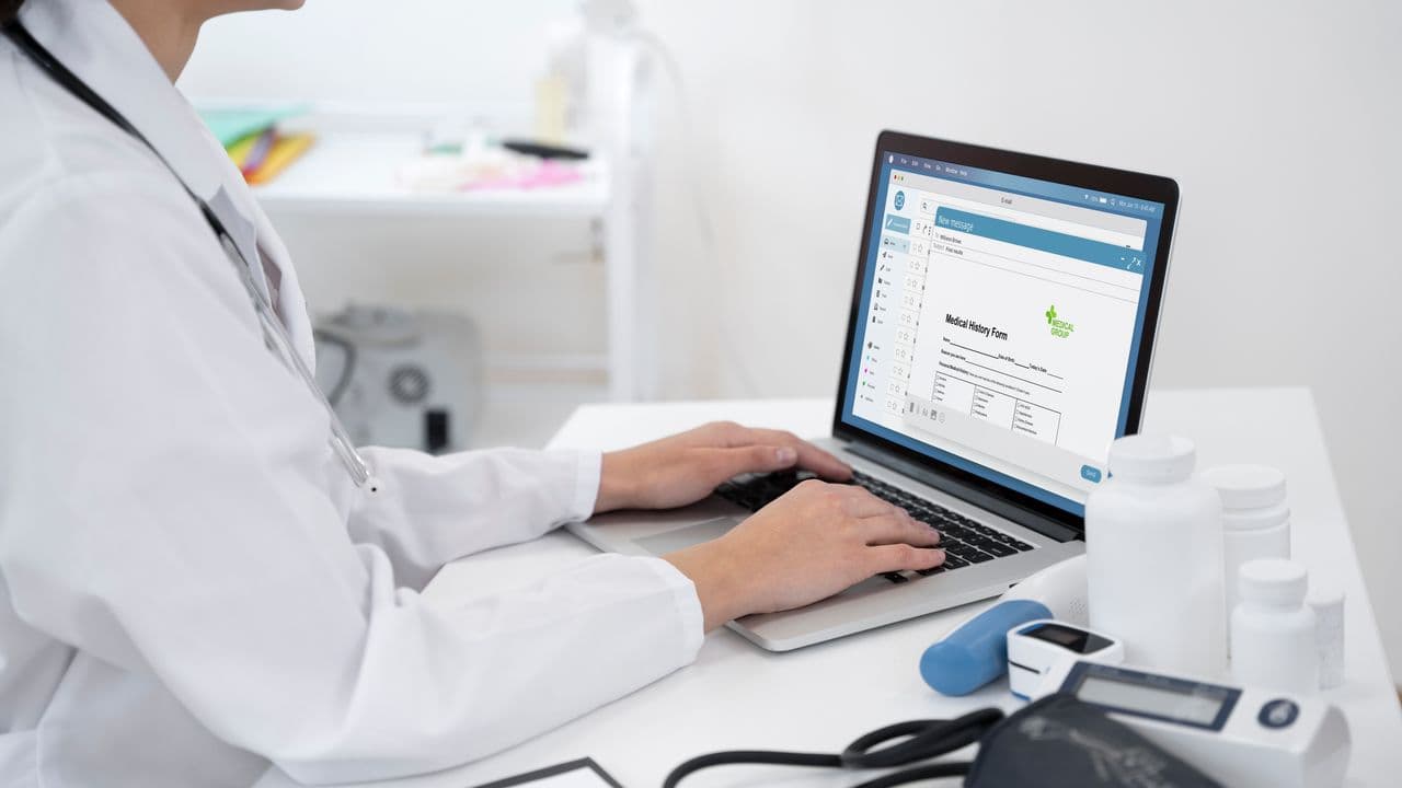 Doctor escribiendo en un ordenador
