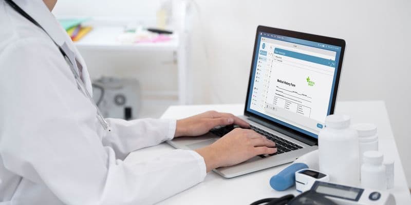 Doctor escribiendo en un ordenador