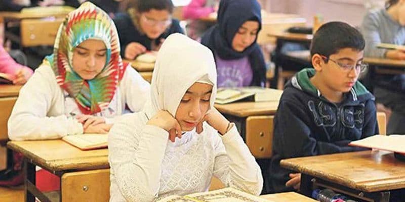 Estudiantes en escuela islámica 