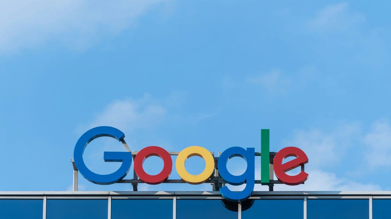 centro de datos moderno, simbolizando la nueva inversión de Google en Groningen, Países Bajos.