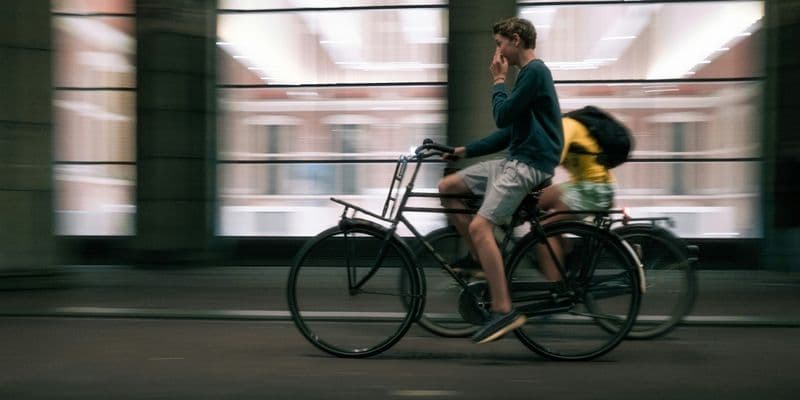 Jóvenes en bicicleta 