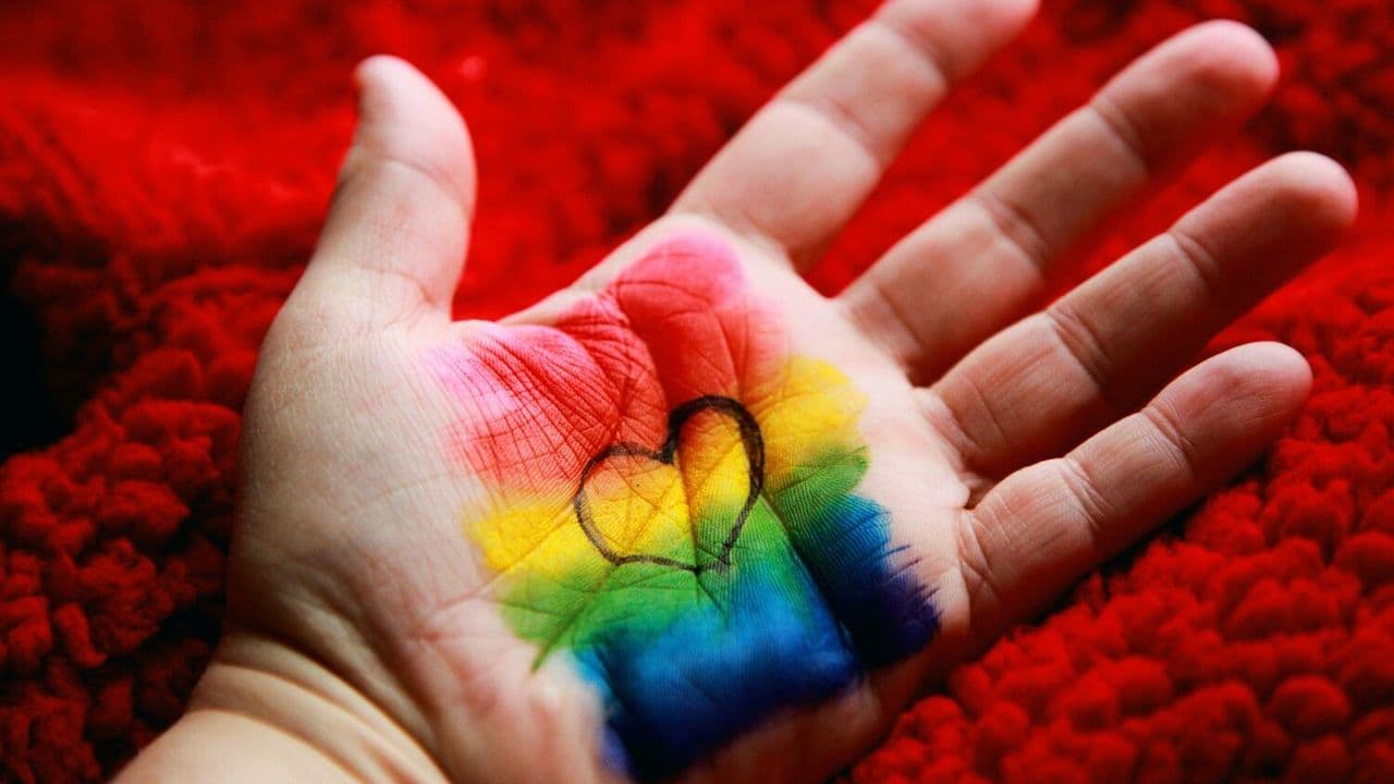 Mano con bandera LGBTQ pintada