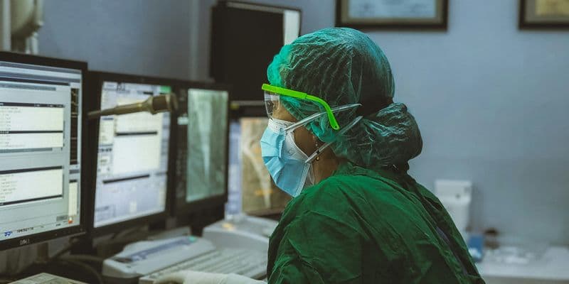 Médica frente a pantalla de ordenador
