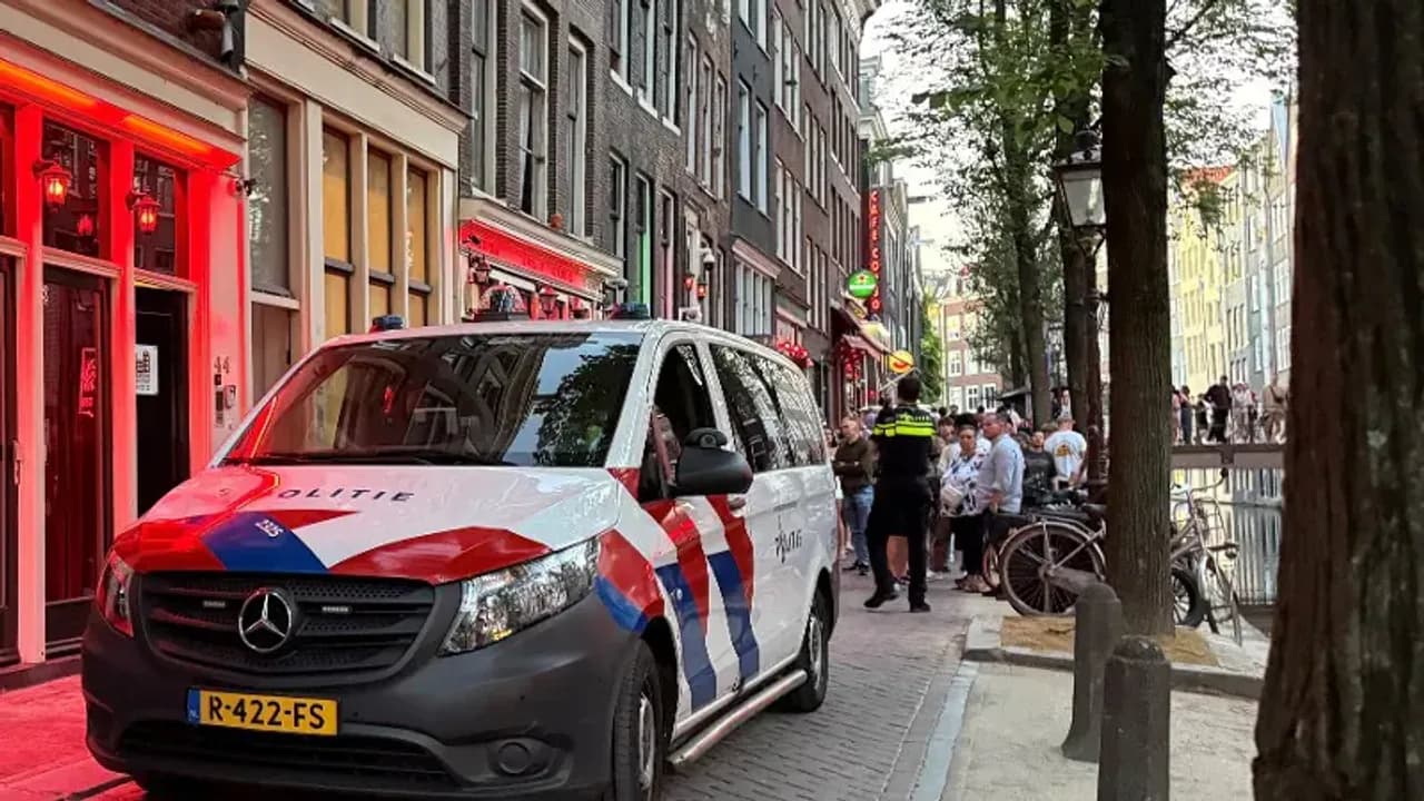 Policía en el Barrio Rojo de Ámsterdam