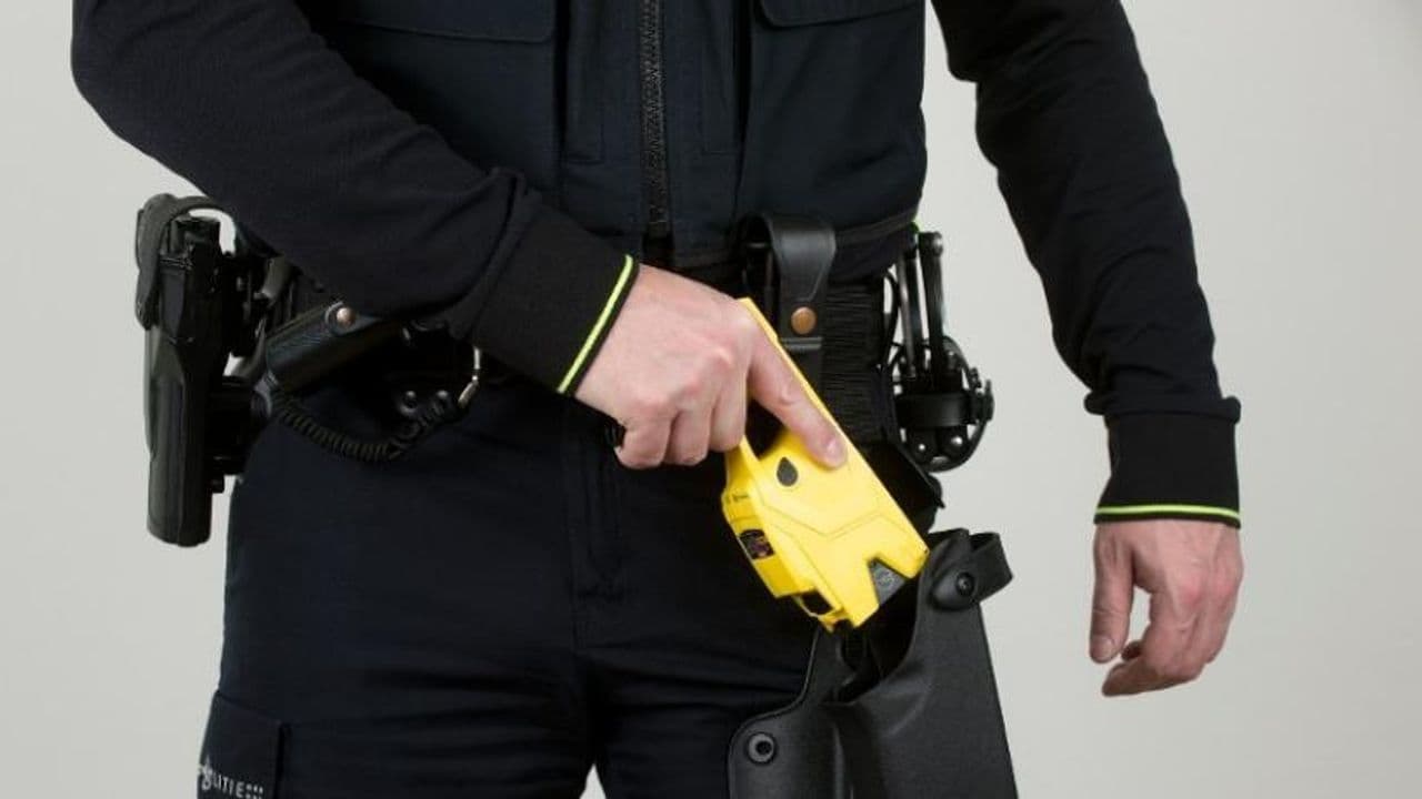 Policía con pistola taser - Foto de Politie