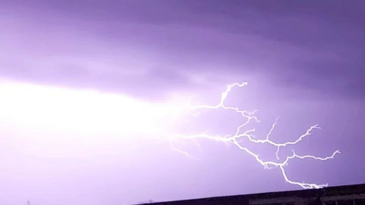 Rayo sobre el cielo en Países Bajos