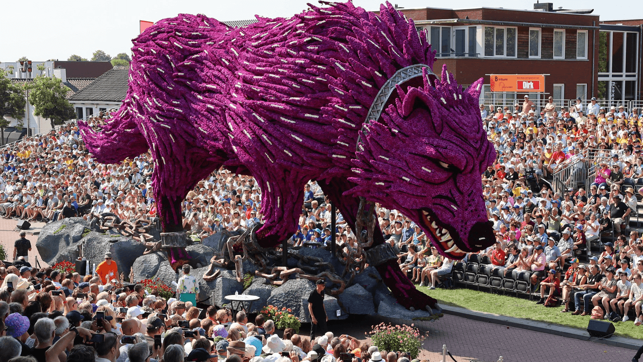 Lobo hecho de flores en Corso Zundert
