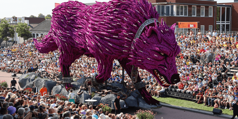 Lobo hecho de flores en Corso Zundert