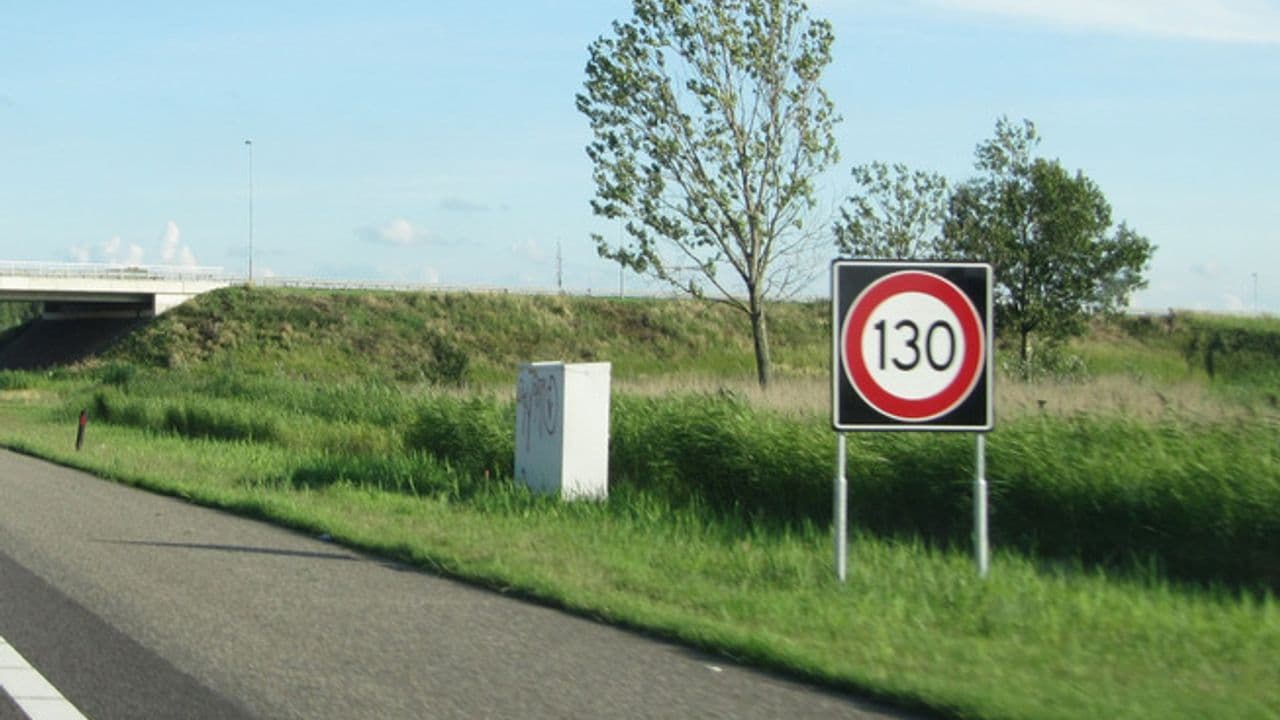 Señal de tráfico mostrando un límite de velocidad de 130 km/h, simbolizando el debate en curso sobre los límites de velocidad en las autopistas holandesas