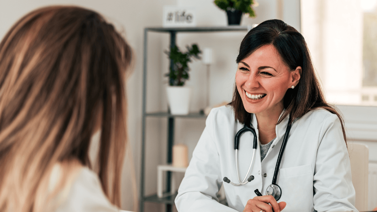 Doctora en consulta con paciente