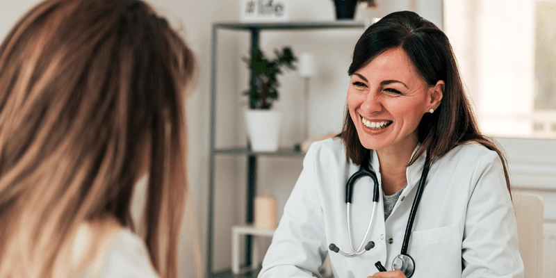 Doctora en consulta con paciente