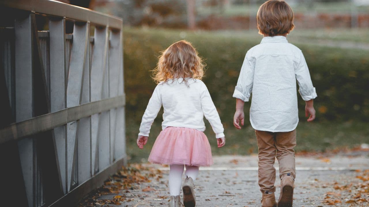 Niños caminando