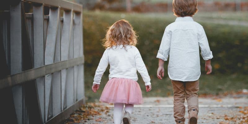 Niños caminando