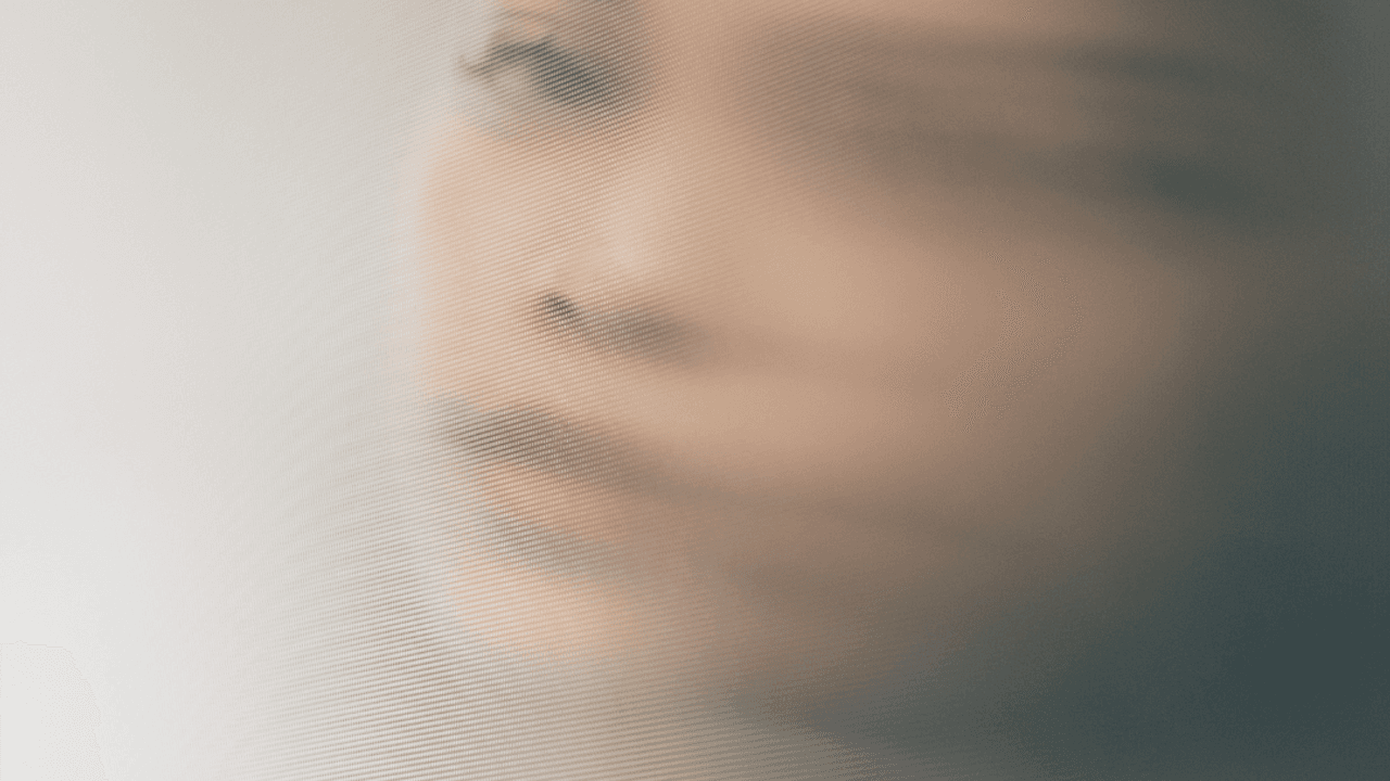 Mujer mirando através del vidrio