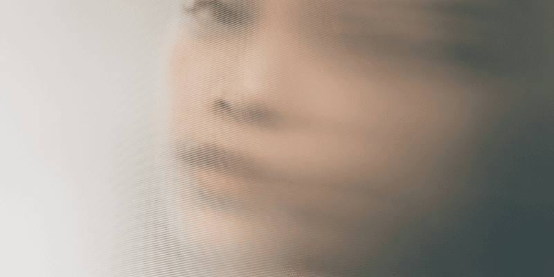 Mujer mirando através del vidrio