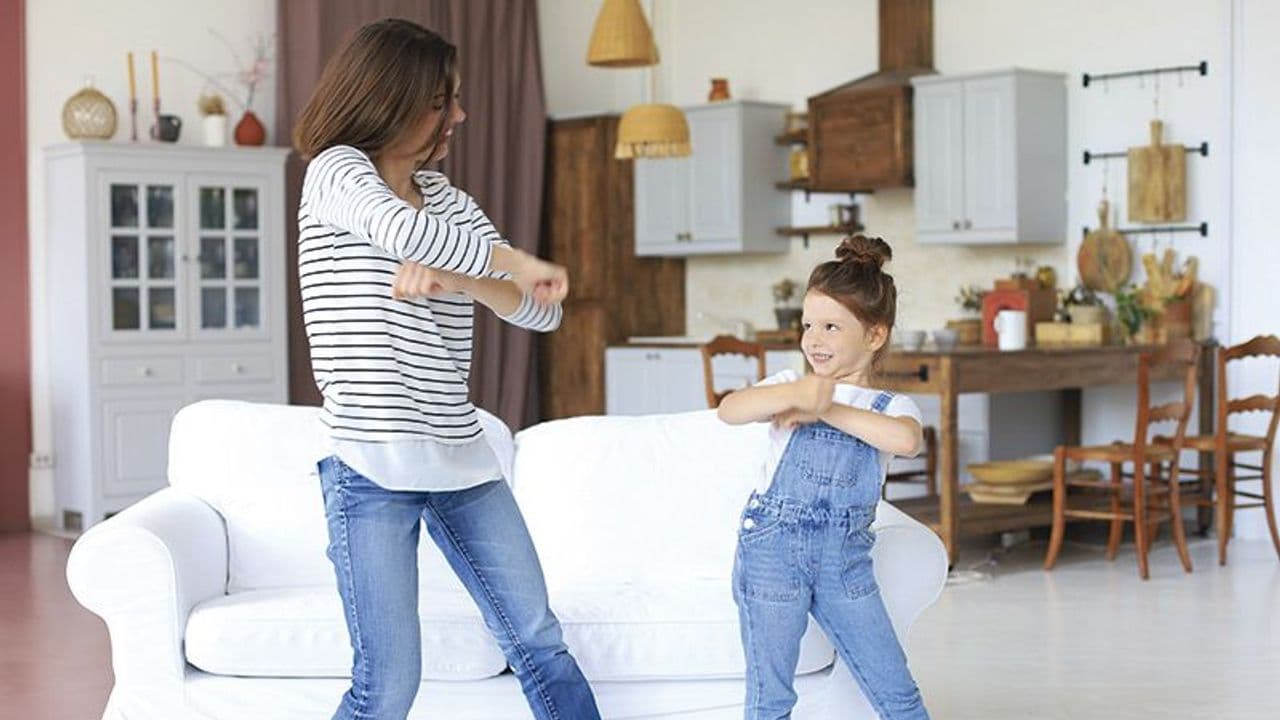 Cuidadora infantil jugando con niña 