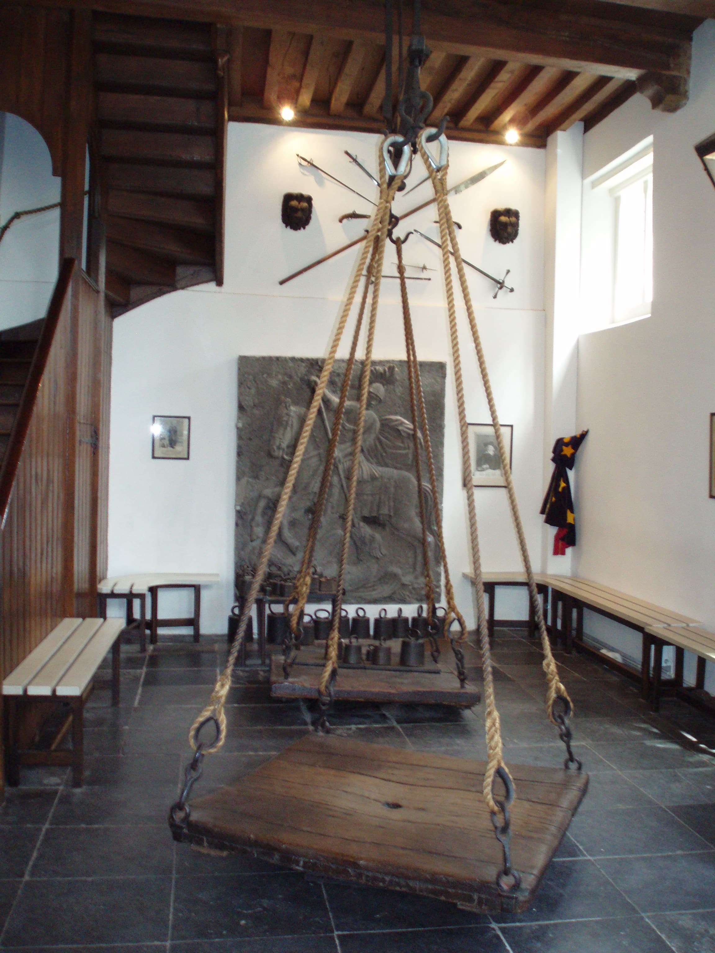 Báscula para pesar brujas en el museo de Heksenwaag