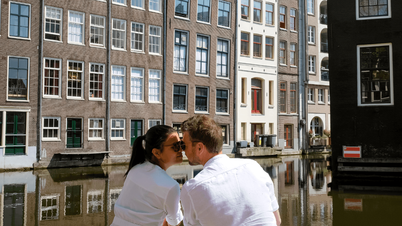 Pareja multicultural sentada en un canal