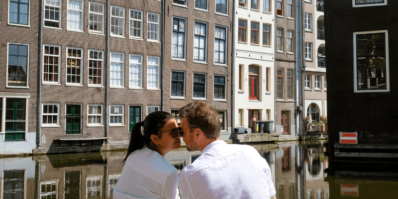 Pareja multicultural sentada en un canal