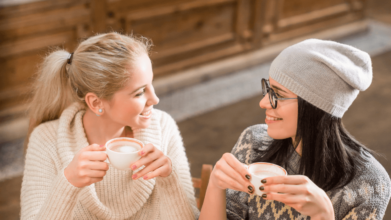 Dos amigas tomando café