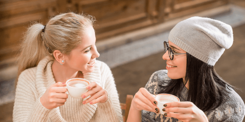 Dos amigas tomando café