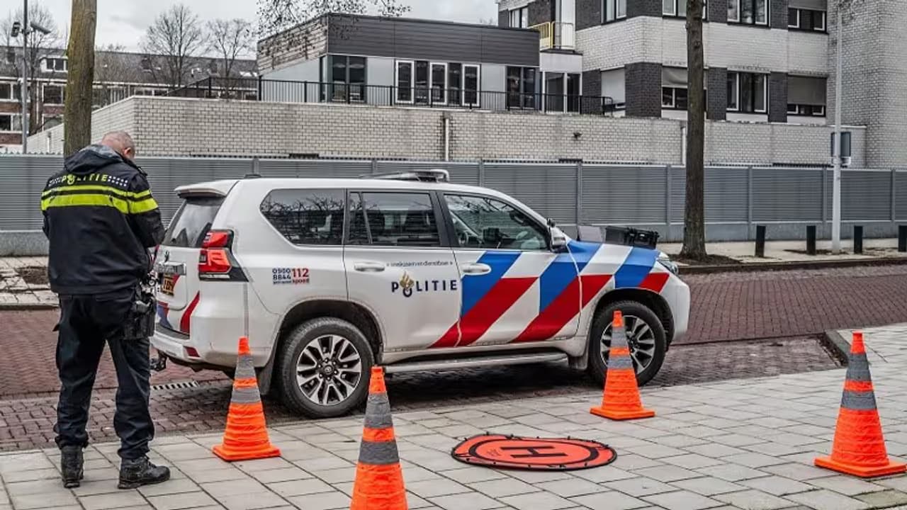 Agente y coche de policía