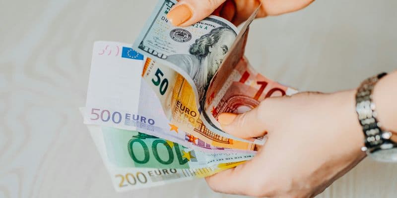 Manos sosteniendo billetes (dinero)