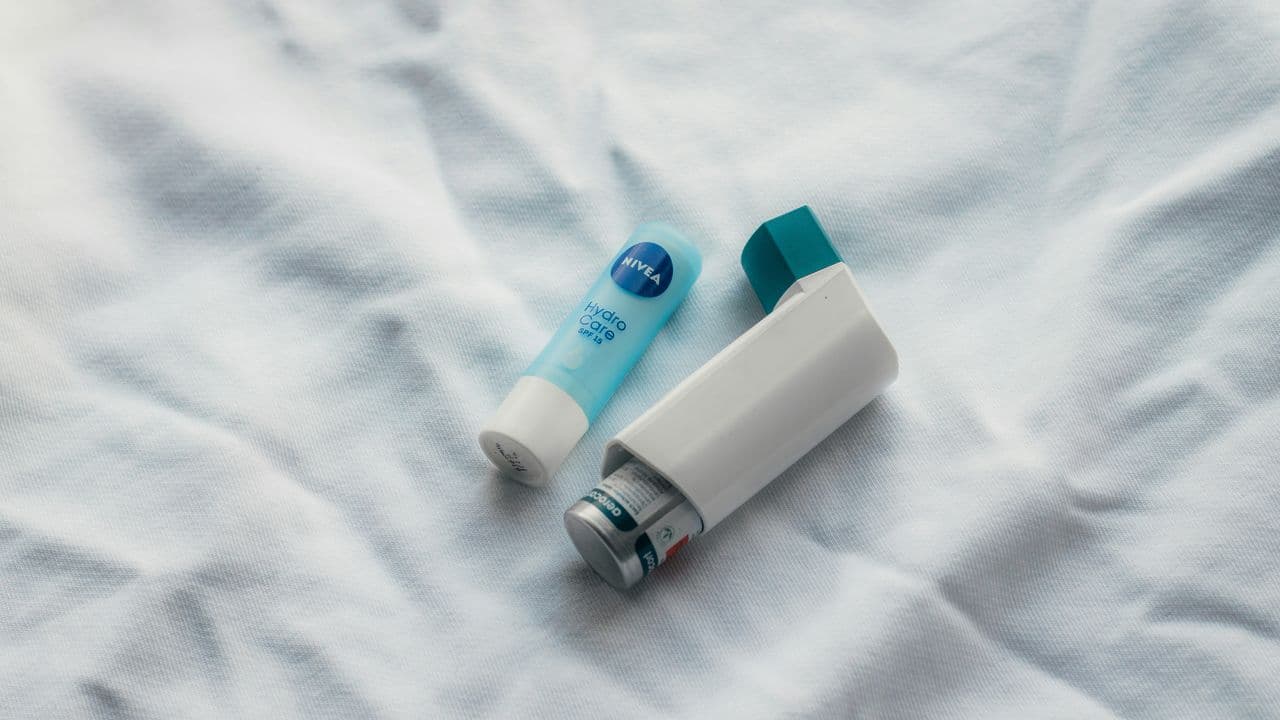 Usuario afectado por tos tras el uso del inhalador Viatris, reflejando preocupación por efectos secundarios.