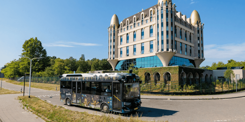 Autobús autónomo operando en el parque Efteling
