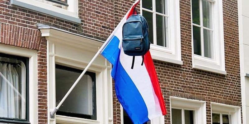Bandera holandesa con mochila