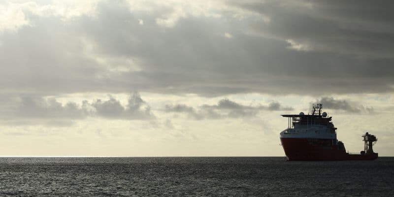 Barco navegando en el océano