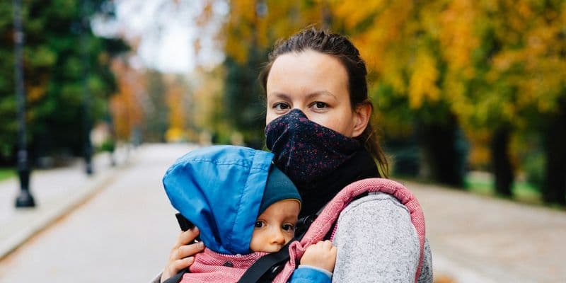 Bebé y madre con cara tapada