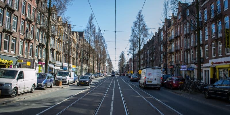 Ámsterdam experimenta con ciclistas rápidos en la calzada