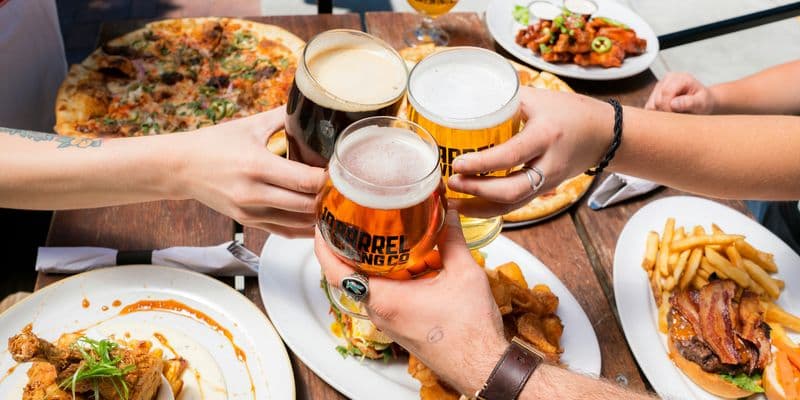 Brindis con cerveza y comida