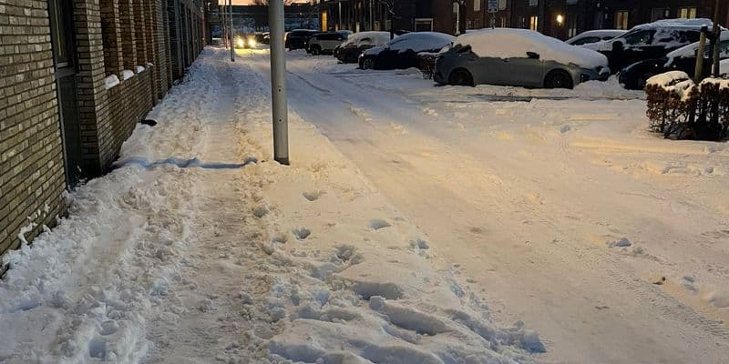 Calle en Utrecht cubierta de nieve