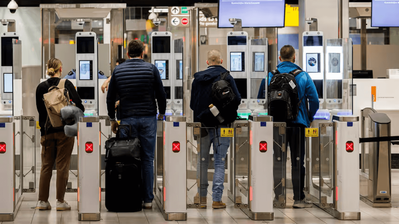 Puestos de control de pasaportes en Schiphol