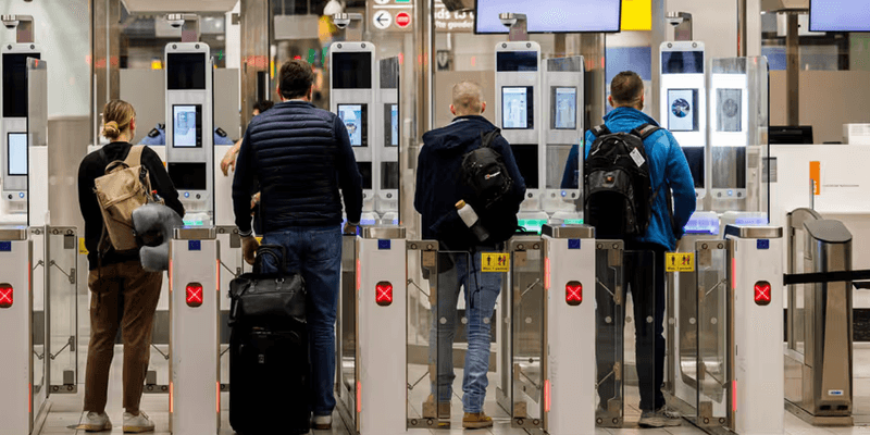 Schiphol restablece el control de pasaportes tras diez horas