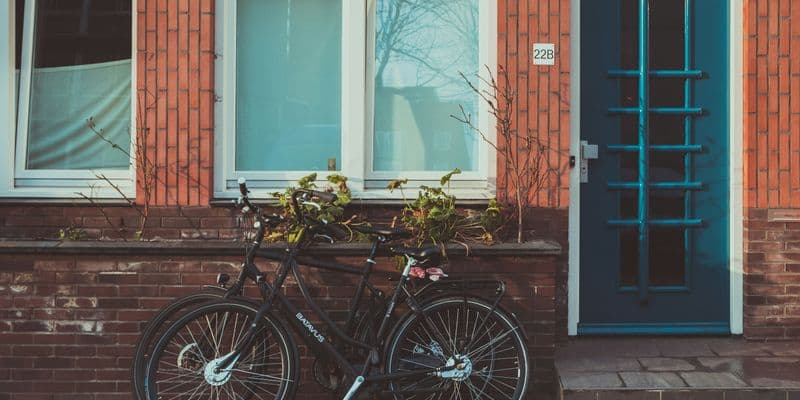 Vivienda en Países Bajos con una bicicleta en la fachada