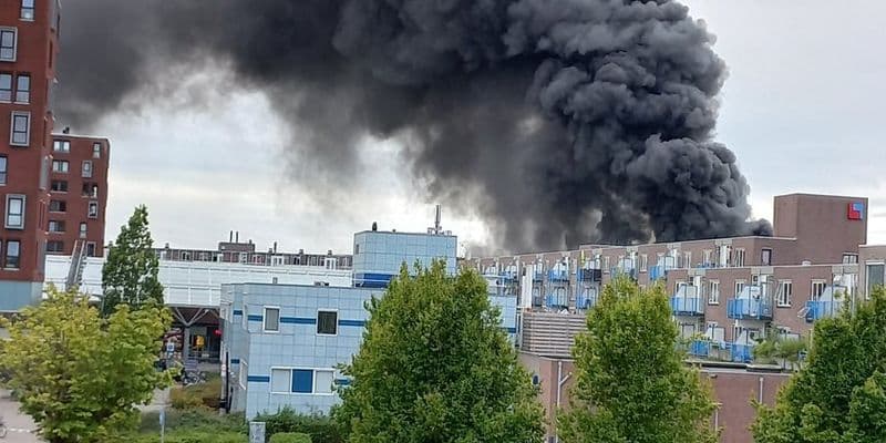 Centro comercial De Mare (Alkmaar) en llamas