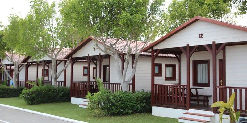 Chalets en un camping vacacional