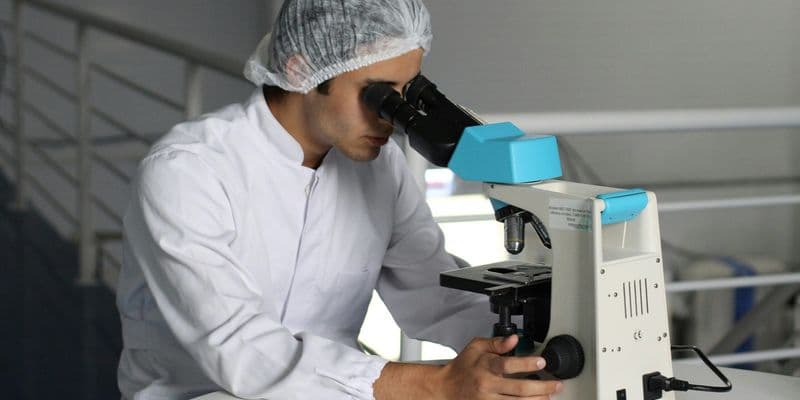 Científico en laboratorio