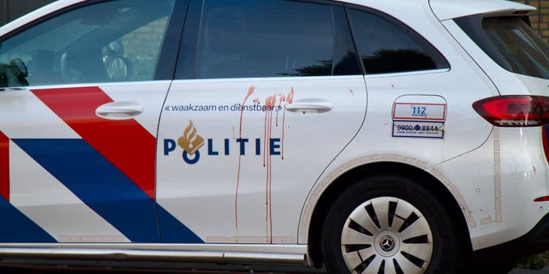Coche de policía manchado de sangre