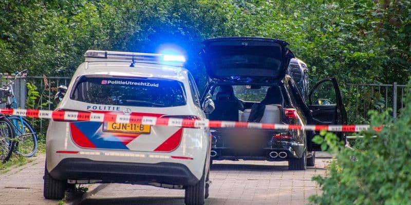 Coche de polilcía y coche sospechoso con bidones en Utrecht