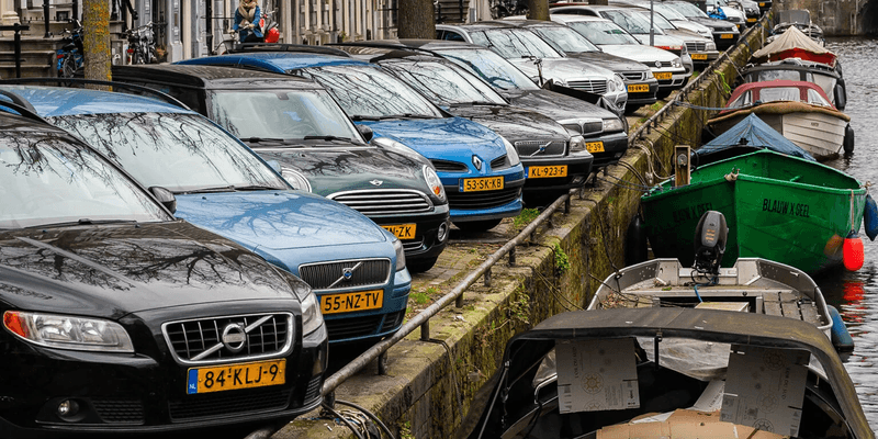 Coches en una calle de Países Bajos