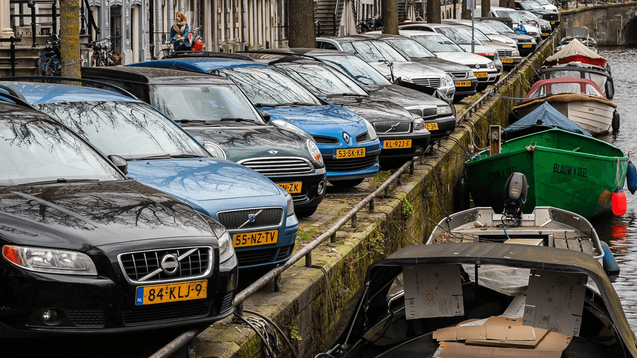 Coches en una calle de Países Bajos