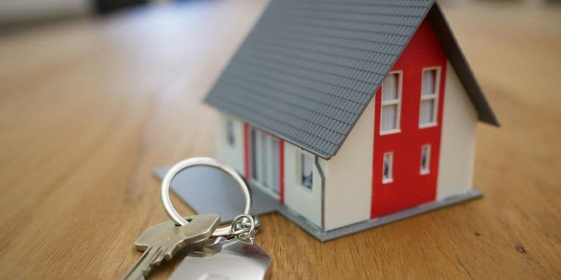 Llaves con una casa en miniatura