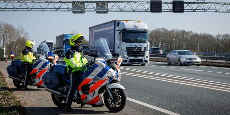 Control de la Koninklijke Marechaussee en una autopista